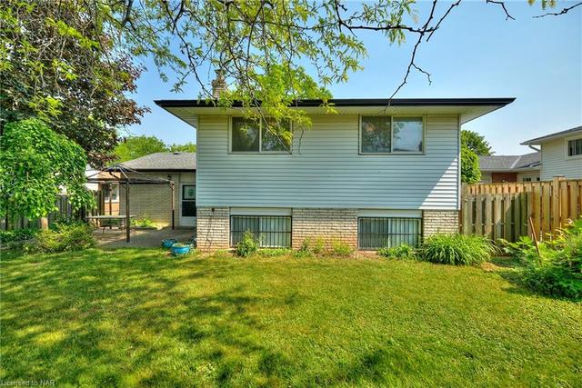 7436 Woodgate Street, House detached with 4 bedrooms, 1 bathrooms and null parking in Niagara Falls ON | Image 3