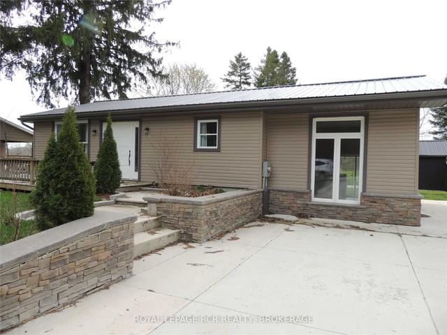 863 Douglas St W, House detached with 1 bedrooms, 2 bathrooms and 100 parking in West Grey ON | Image 1