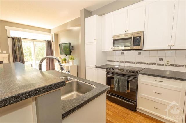 420 Cache Bay, Townhouse with 4 bedrooms, 3 bathrooms and 6 parking in Ottawa ON | Image 9