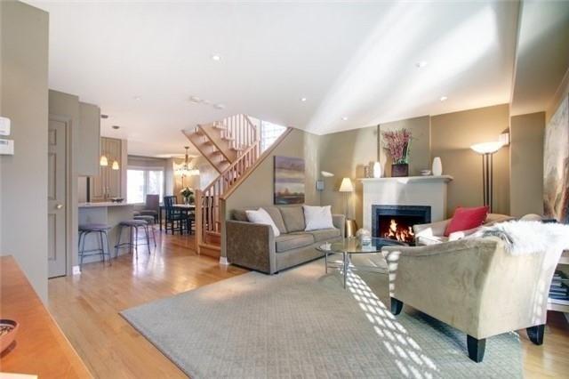 111 Parklea Dr, House detached with 3 bedrooms, 4 bathrooms and 6 parking in Toronto ON | Image 2