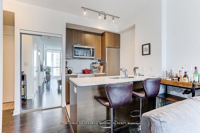 3701 - 295 Adelaide St W, Condo with 1 bedrooms, 1 bathrooms and 1 parking in Toronto ON | Image 4