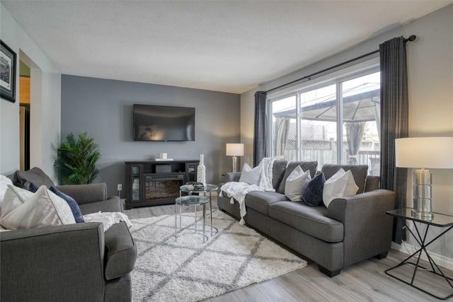19 Roberts Cres, House semidetached with 3 bedrooms, 2 bathrooms and 5 parking in Kitchener ON | Image 2