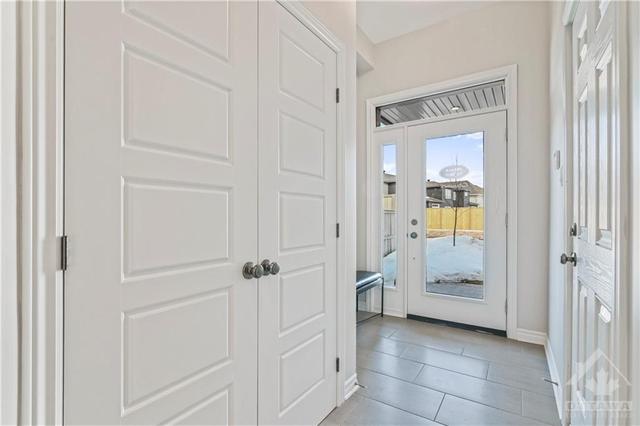 707 Maverick Crescent, Townhouse with 3 bedrooms, 3 bathrooms and 2 parking in Ottawa ON | Image 3