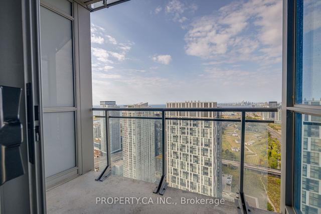 4710 - 21 Iceboat Terr, Condo with 1 bedrooms, 1 bathrooms and 0 parking in Toronto ON | Image 6