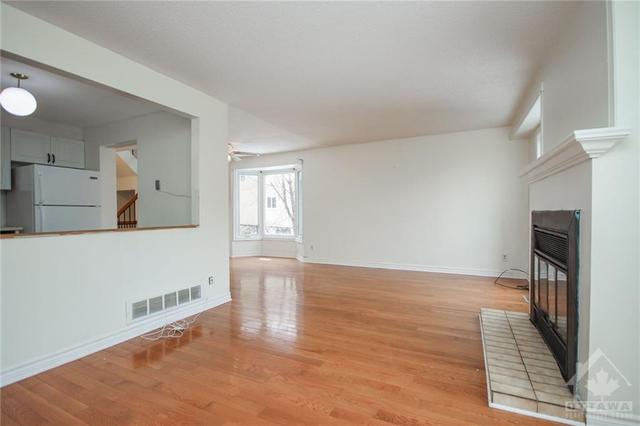 24 Gladecrest Court, Townhouse with 3 bedrooms, 3 bathrooms and 2 parking in Ottawa ON | Image 7