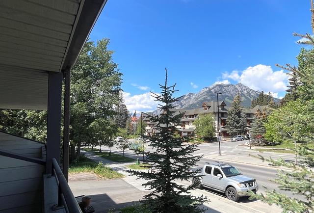 202 - 526 Banff Avenue, Condo with 2 bedrooms, 1 bathrooms and 1 parking in Banff AB | Image 1