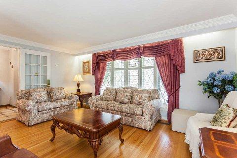 8 Maxwell St, House detached with 3 bedrooms, 3 bathrooms and 4 parking in Toronto ON | Image 3