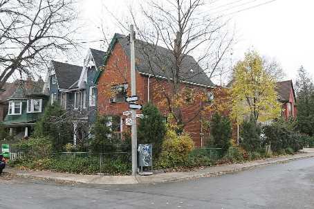882 Manning Ave, House semidetached with 3 bedrooms, 3 bathrooms and 2 parking in Toronto ON | Image 1