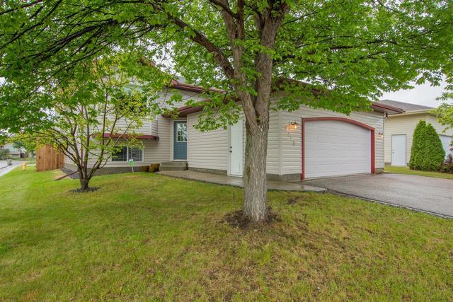 6025 88a Street, House detached with 5 bedrooms, 3 bathrooms and 4 parking in Grande Prairie AB | Image 2
