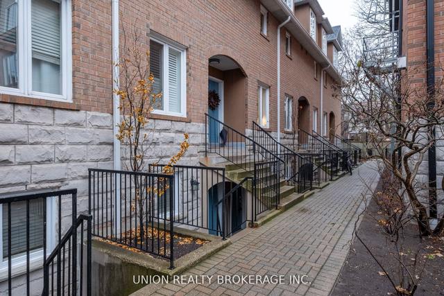 th16 - 228 St George St, Townhouse with 2 bedrooms, 1 bathrooms and 1 parking in Toronto ON | Image 2