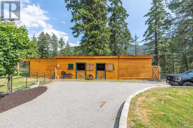 6741 Highway 33, E, House detached with 4 bedrooms, 2 bathrooms and 12 parking in Kelowna BC | Image 35