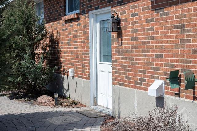 924 Rex Avenue, Condo with 1 bedrooms, 1 bathrooms and 1 parking in Ottawa ON | Image 2