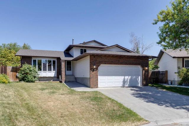 132 Woodford Drive Sw, House detached with 4 bedrooms, 2 bathrooms and 2 parking in Calgary AB | Image 1