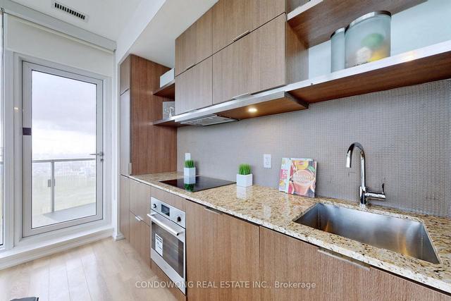 3608 - 197 Yonge St, Condo with 3 bedrooms, 2 bathrooms and 1 parking in Toronto ON | Image 4