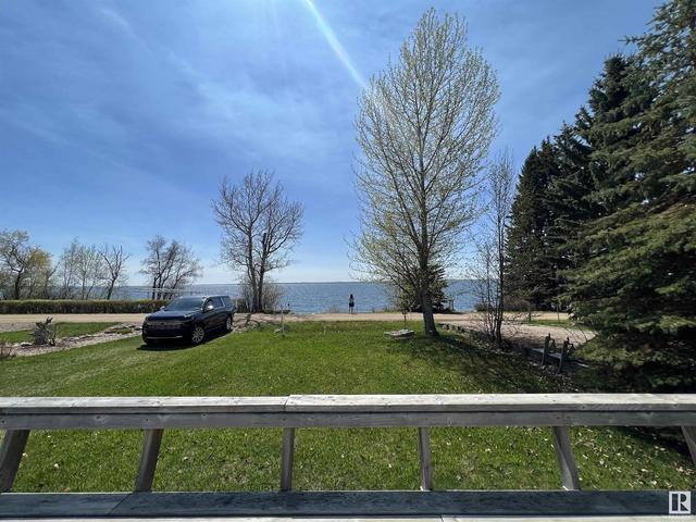 34 Lakeshore Dr, House detached with 3 bedrooms, 1 bathrooms and null parking in Sundance Beach AB | Image 2