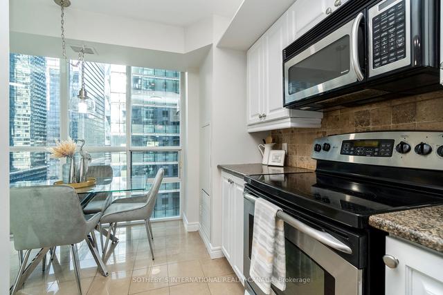2206 - 30 Grand Trunk Cres, Condo with 2 bedrooms, 2 bathrooms and 1 parking in Toronto ON | Image 10