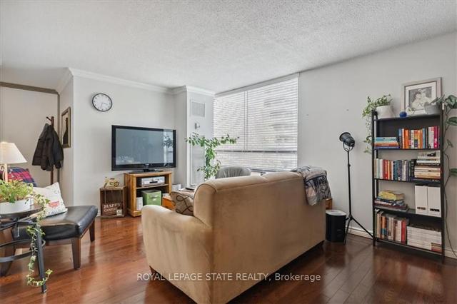 305 - 222 Jackson St W, Condo with 2 bedrooms, 1 bathrooms and 1 parking in Hamilton ON | Image 2