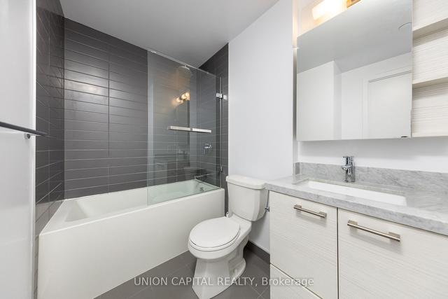 3509 - 2221 Yonge St, Condo with 2 bedrooms, 2 bathrooms and 1 parking in Toronto ON | Image 2