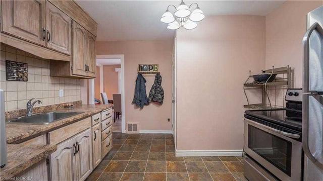 305 Darling St, House detached with 2 bedrooms, 2 bathrooms and 2 parking in Brantford ON | Image 3