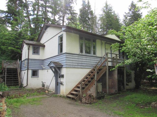 661 11th Avenue, House detached with 4 bedrooms, 2 bathrooms and null parking in Castlegar BC | Image 1