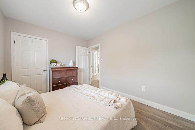 5 Regina Ave, House detached with 6 bedrooms, 2 bathrooms and 6 parking in St. Catharines ON | Image 7