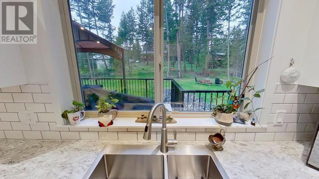 5356 Annaham Crescent, House detached with 5 bedrooms, 2 bathrooms and null parking in Columbia Shuswap F BC | Image 11