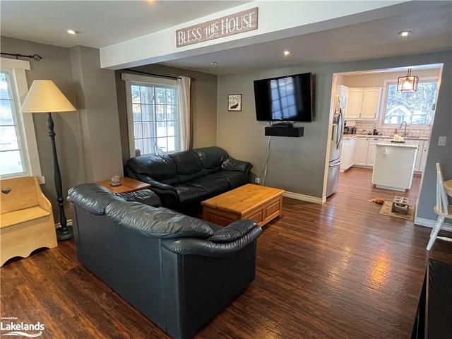 185 Muskoka 10 Road, House detached with 3 bedrooms, 1 bathrooms and null parking in Huntsville ON | Image 3