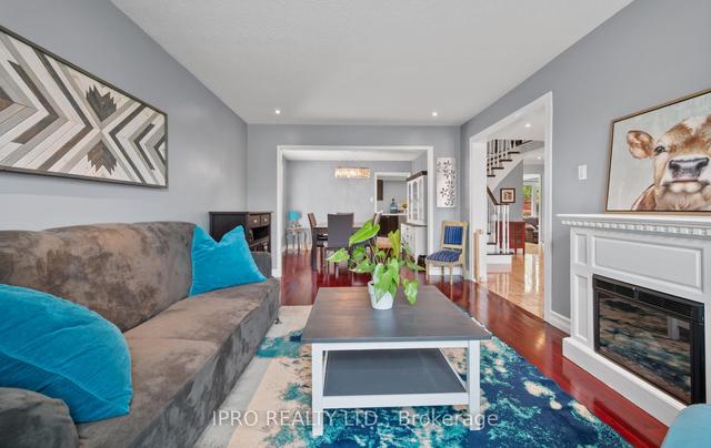10 Mayflower St, House detached with 4 bedrooms, 3 bathrooms and 4 parking in Whitby ON | Image 3