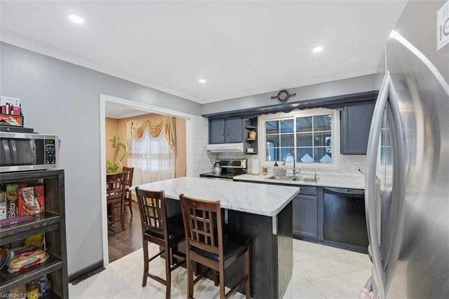 32 Dundonald St, House detached with 3 bedrooms, 2 bathrooms and 13 parking in St. Catharines ON | Image 4