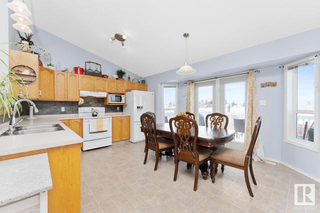 4804 45 St, House detached with 5 bedrooms, 3 bathrooms and null parking in Cold Lake AB | Image 6