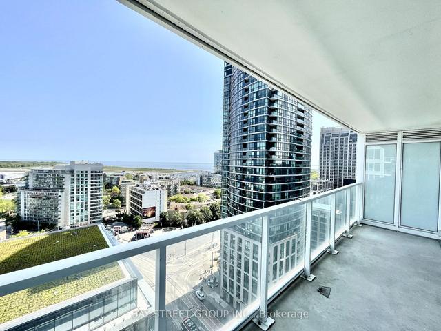 2012 - 19 Bathurst St W, Condo with 2 bedrooms, 2 bathrooms and 1 parking in Toronto ON | Image 5