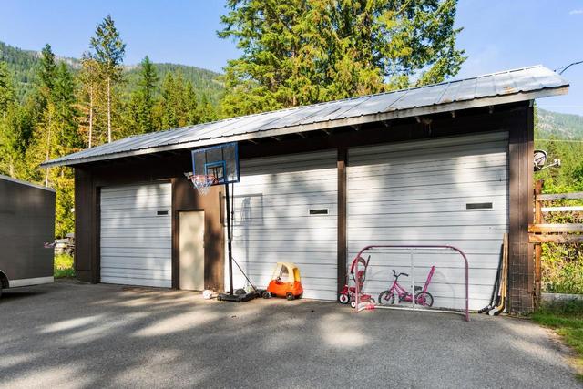 2466 Cunningham Road, House detached with 3 bedrooms, 2 bathrooms and null parking in Central Kootenay H BC | Image 28