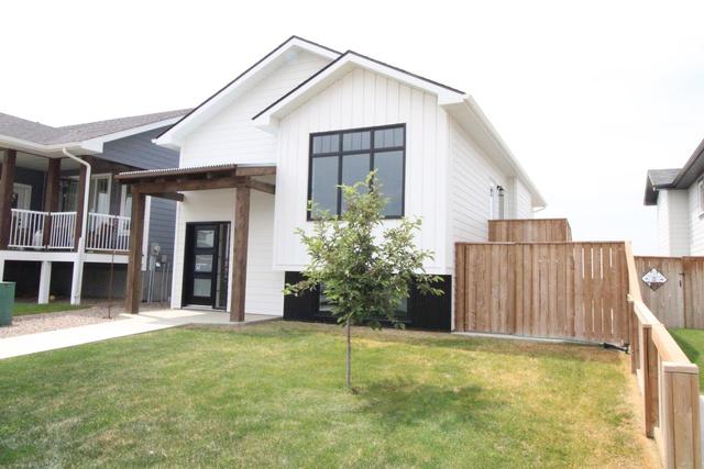 134 Prairie Gold St, House detached with 4 bedrooms, 3 bathrooms and 2 parking in Taber AB | Image 2
