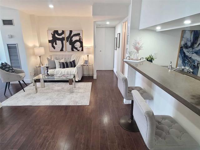 504 - 633 Bay St, Condo with 2 bedrooms, 1 bathrooms and 1 parking in Toronto ON | Image 1