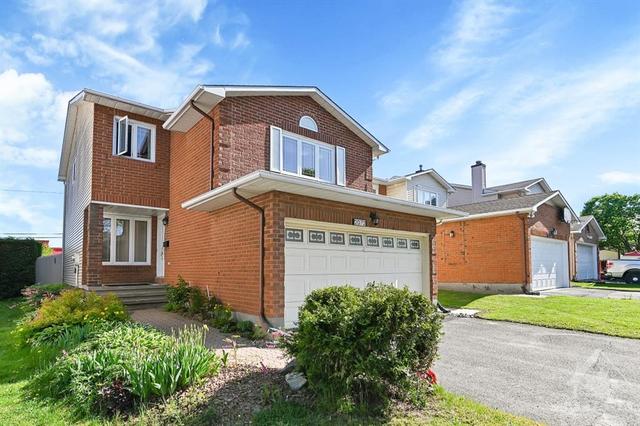 2072 Legrand Crescent, House detached with 3 bedrooms, 3 bathrooms and 6 parking in Ottawa ON | Image 2