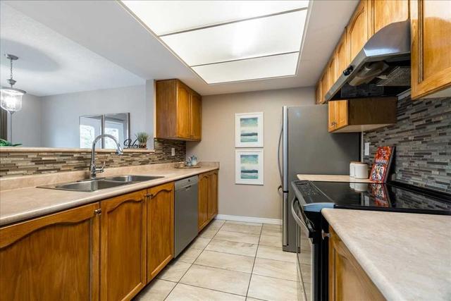 23 Zeller Dr, House attached with 3 bedrooms, 4 bathrooms and 3 parking in Kitchener ON | Image 3