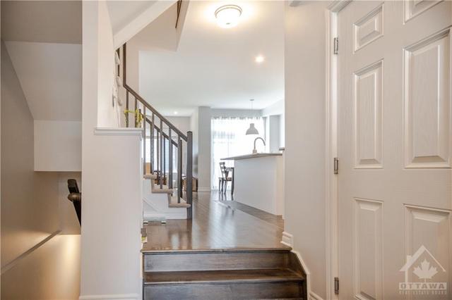 672 Putney Crescent, Townhouse with 3 bedrooms, 3 bathrooms and 3 parking in Ottawa ON | Image 4