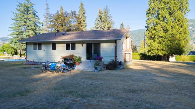 2644 10th Avenue, House detached with 4 bedrooms, 2 bathrooms and null parking in Castlegar BC | Image 39