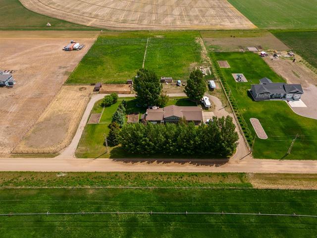 91067 Lucy Street, House detached with 4 bedrooms, 3 bathrooms and null parking in Lethbridge County AB | Image 2