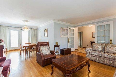 8 Maxwell St, House detached with 3 bedrooms, 3 bathrooms and 4 parking in Toronto ON | Image 4