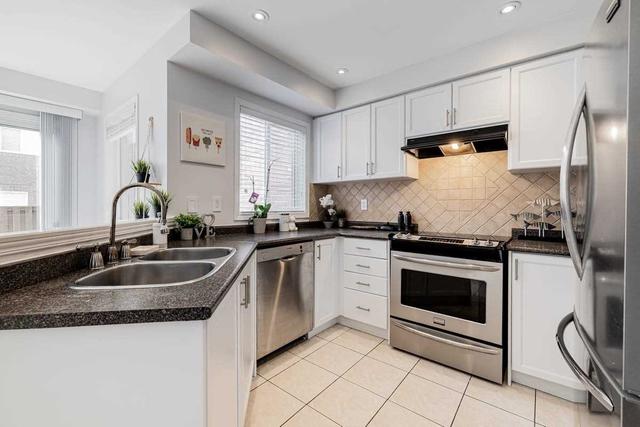 142 Laurelhurst Cres, House attached with 3 bedrooms, 4 bathrooms and 4 parking in Vaughan ON | Image 3