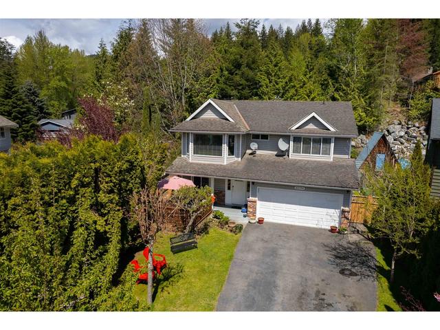40756 Peebles Place, House detached with 5 bedrooms, 3 bathrooms and 4 parking in Squamish BC | Image 2