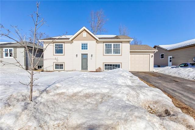 11 Dustin Drive, House detached with 3 bedrooms, 2 bathrooms and 3 parking in Petawawa ON | Image 1