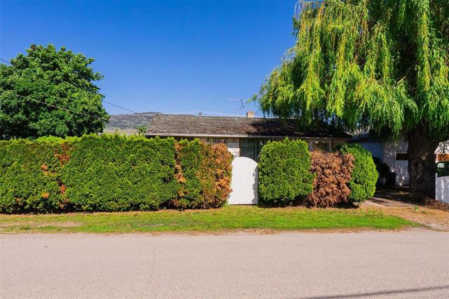 455 Montgomery Road, House detached with 4 bedrooms, 1 bathrooms and null parking in Kelowna BC | Image 2