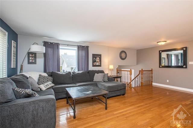 8093 Laurie Lane, House detached with 7 bedrooms, 2 bathrooms and 6 parking in Ottawa ON | Image 4