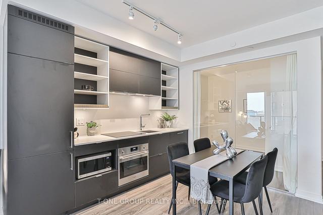 1712 - 20 Edward St, Condo with 2 bedrooms, 1 bathrooms and 0 parking in Toronto ON | Image 2