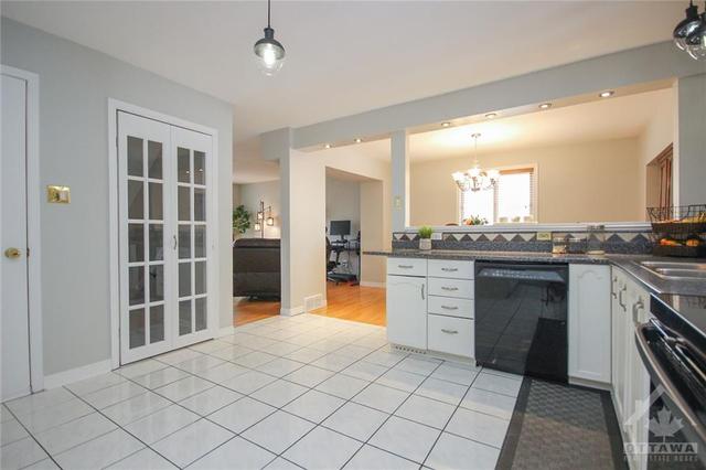 6733 Tooney Drive, House detached with 3 bedrooms, 3 bathrooms and 5 parking in Ottawa ON | Image 9