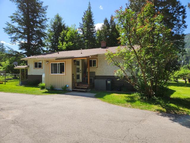 2466 Cunningham Road, House detached with 3 bedrooms, 2 bathrooms and null parking in Central Kootenay H BC | Image 1