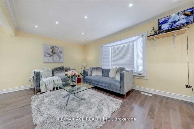 31 Benlight Cres, House detached with 3 bedrooms, 4 bathrooms and 6 parking in Toronto ON | Image 2