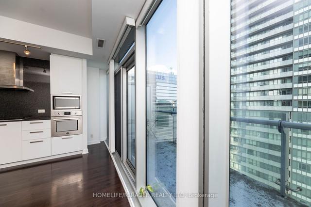 2901 - 14 York St, Condo with 3 bedrooms, 2 bathrooms and 1 parking in Toronto ON | Image 9